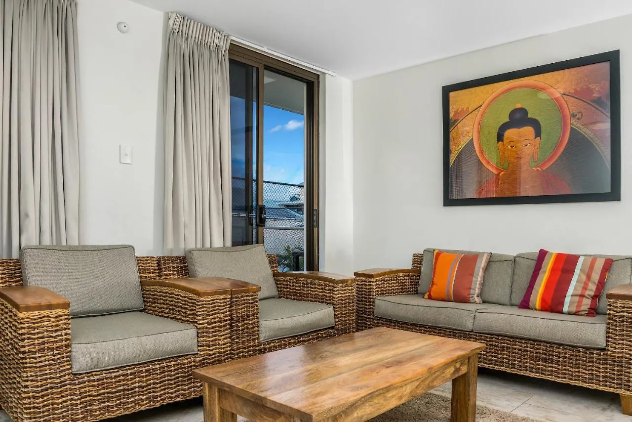 Bayview Beachfront Apartments, In Town Right On The خليج بيرون