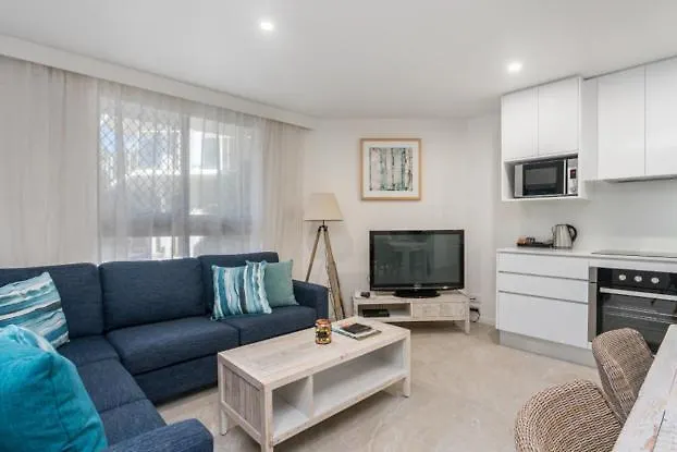 Bayview Beachfront Apartments, In Town Right On The شقة فندقية
