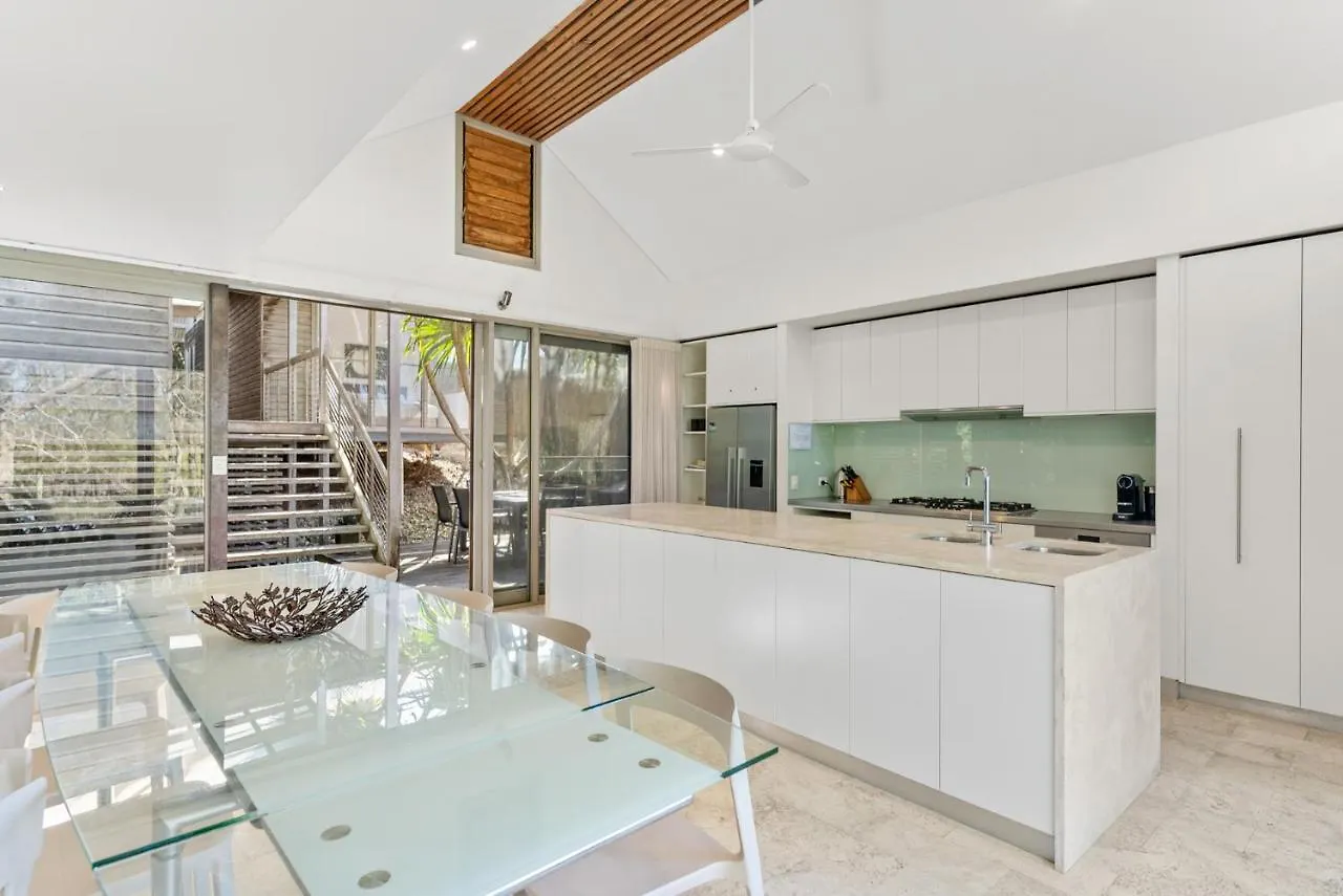 Fuller Holidays - Belongil Pavilion House, 18a Childe St *