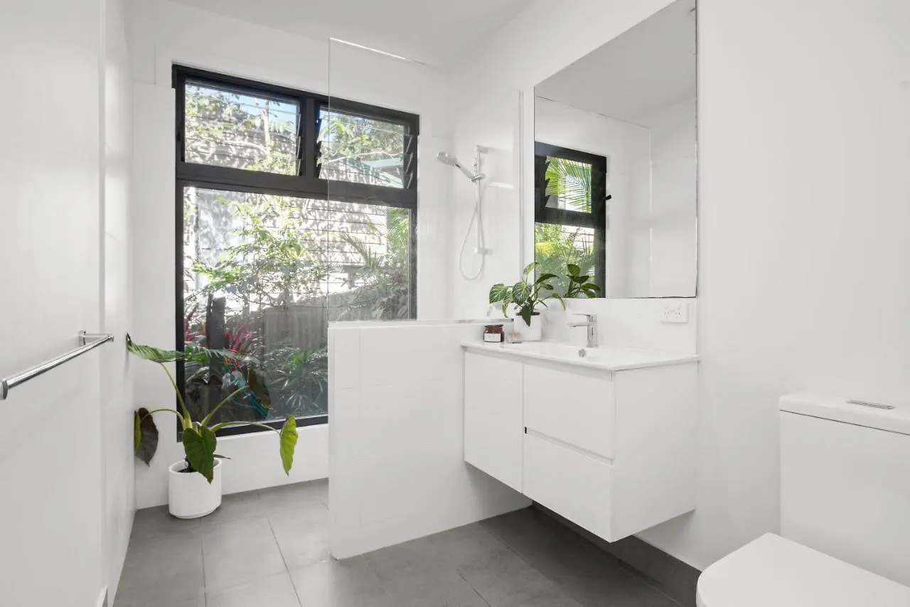 Light Filled Modern Specious Home, Pet Friendly In A Beautiful Area Of Byron Bay, Short Stroll To Town *