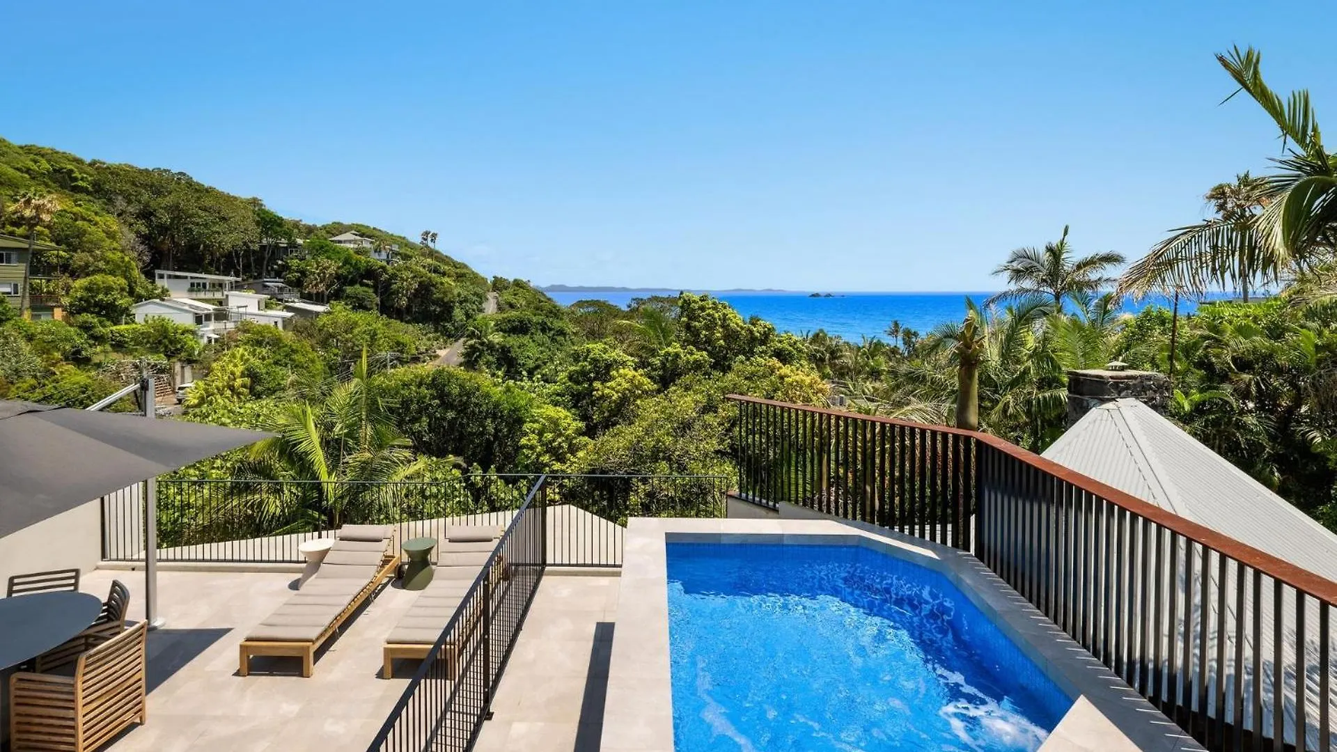 Moonrise - 4 Bedroom Designer Above Wategos Byron Bay