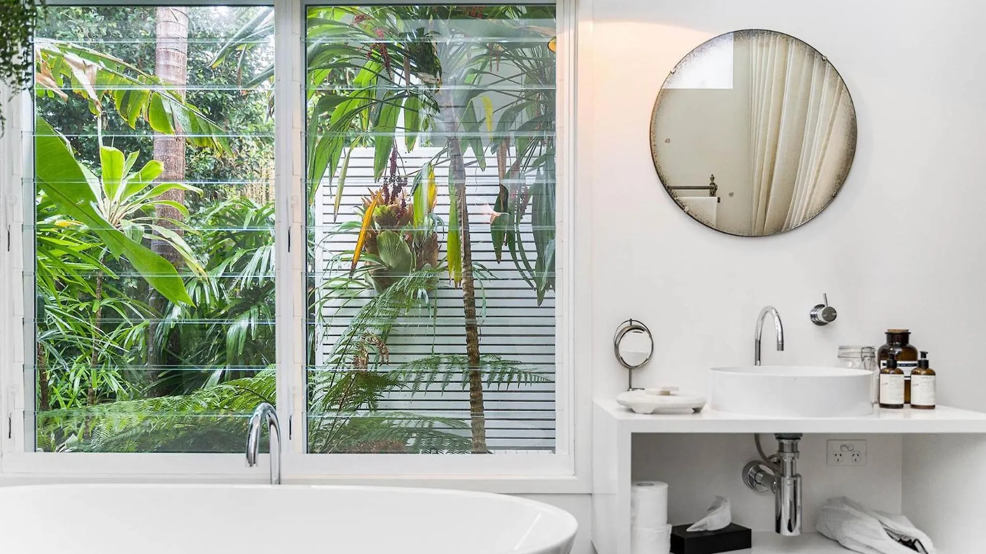 The - Designer 3 Bedroom Retreat With Pool * Byron Bay