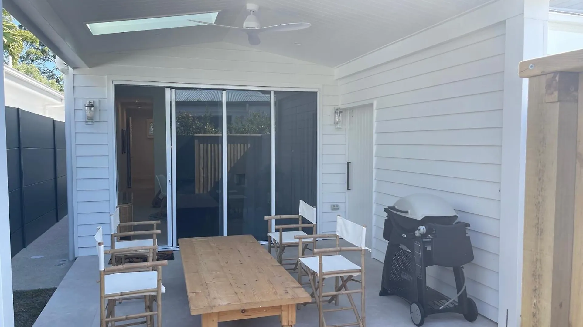 Sunny Palm - Brand New Byron Bay