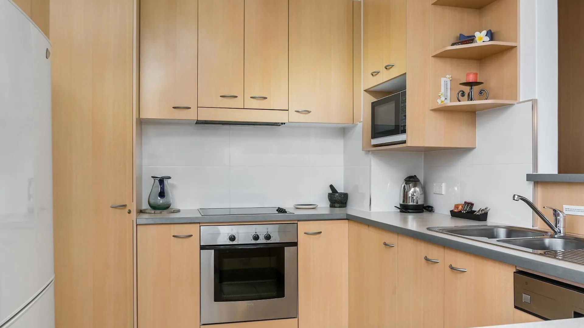 شقة فندقية Bayview Beachfront Apartments, In Town Right On The خليج بيرون