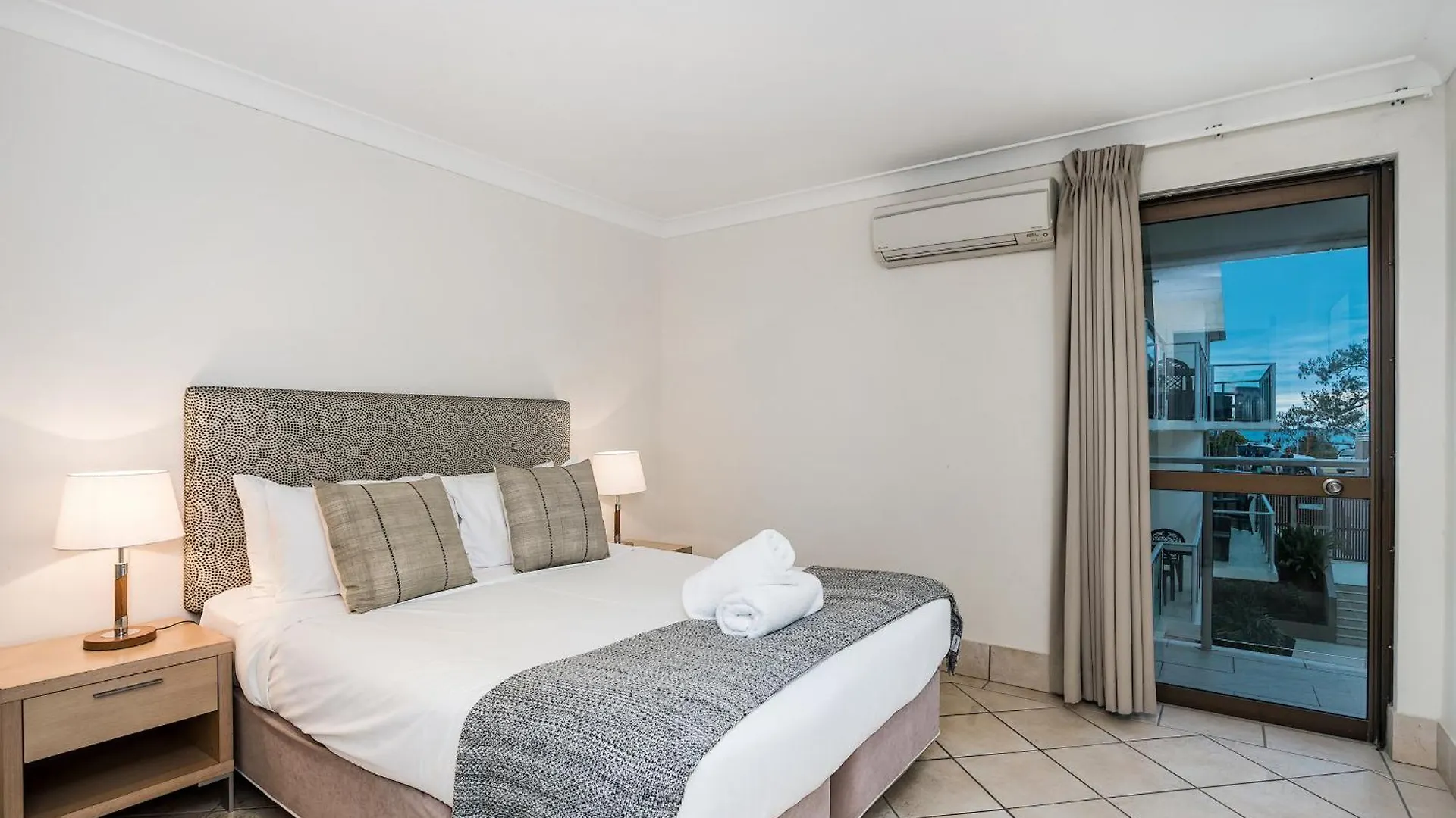 Bayview Beachfront Apartments, In Town Right On The 4* خليج بيرون