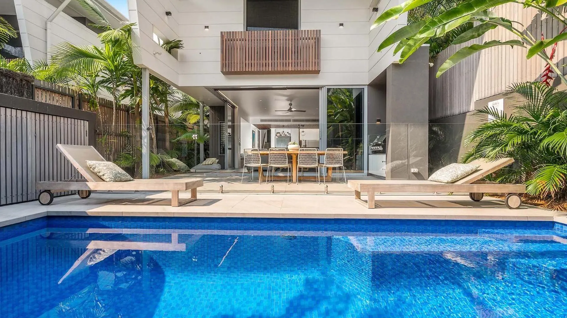 Kokos House 1 - Beachside Luxury With Pool Hébergement de vacances *