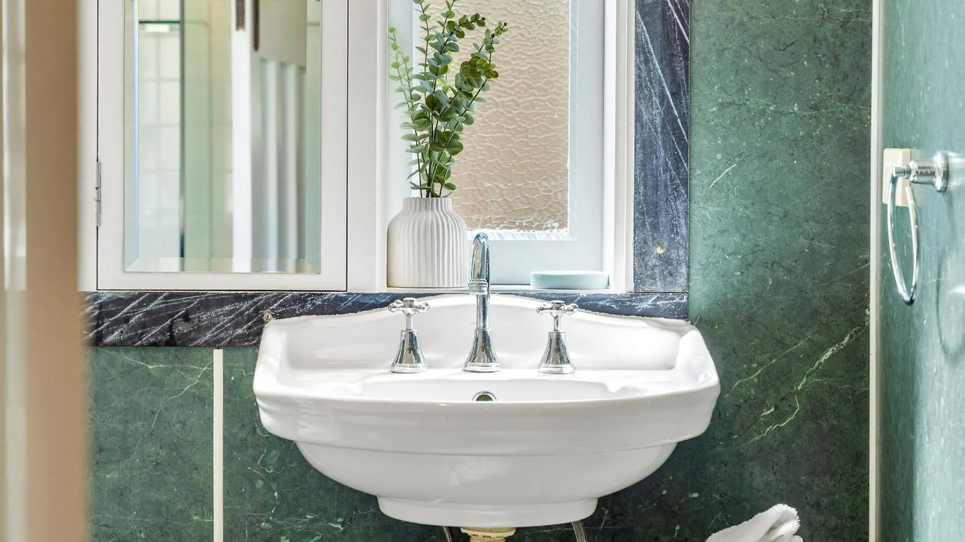 21 Carlyle Street - *