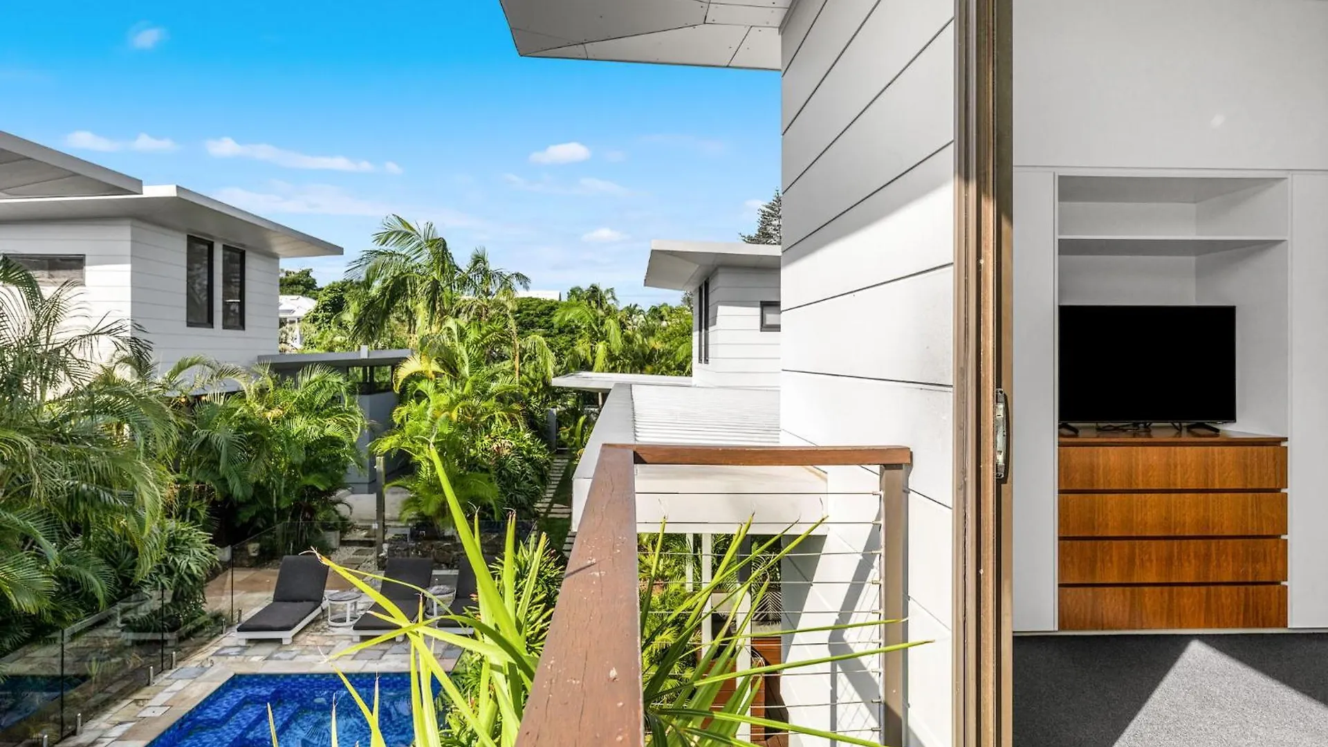 Byron Lux * Byron Bay
