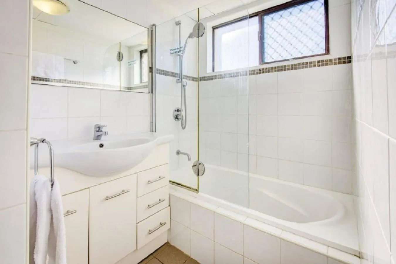 Sunny Somerset 2b Located Opp Markets * Byron Bay