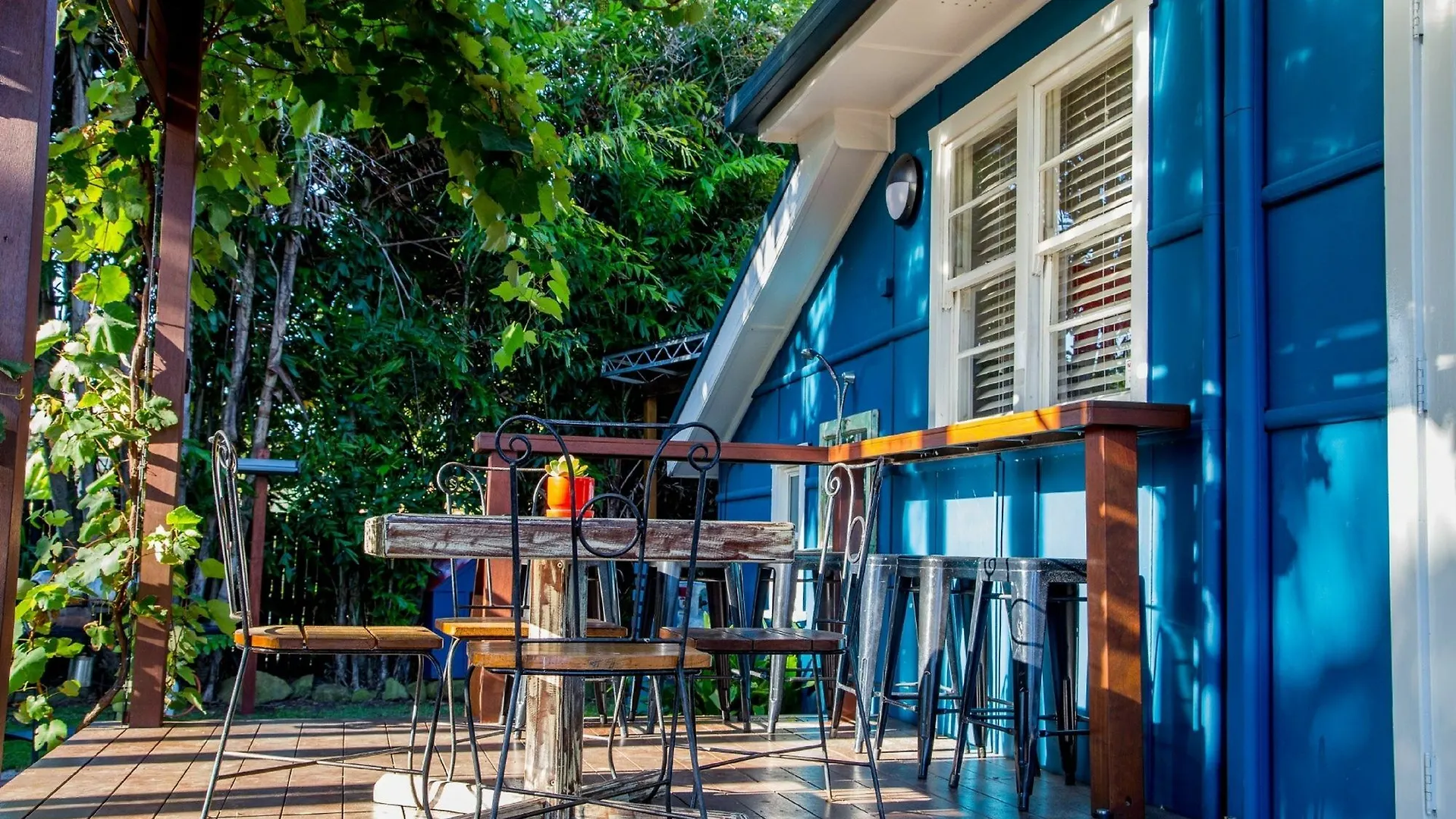 A Perfect - Frankie's House * Byron Bay