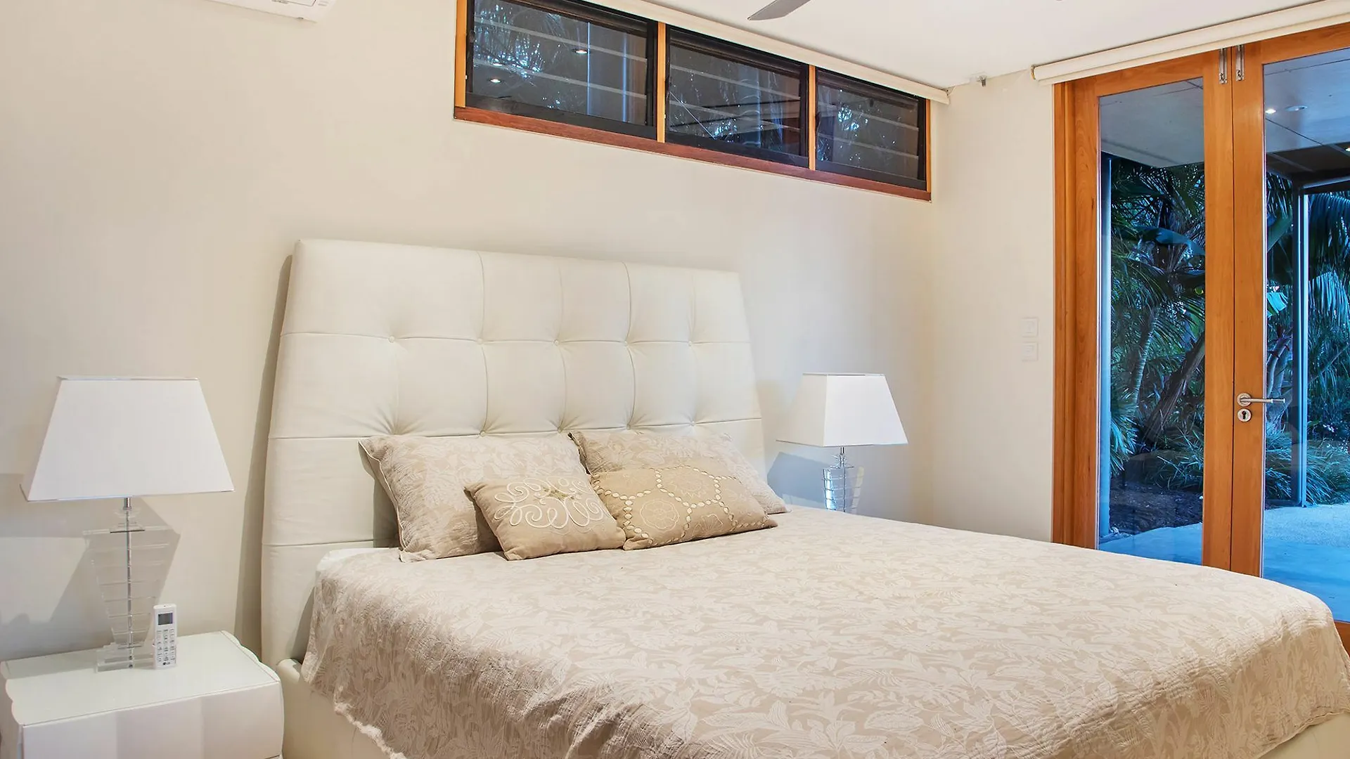 Beachfront Hideaway - Luxury Right On The * Byron Bay