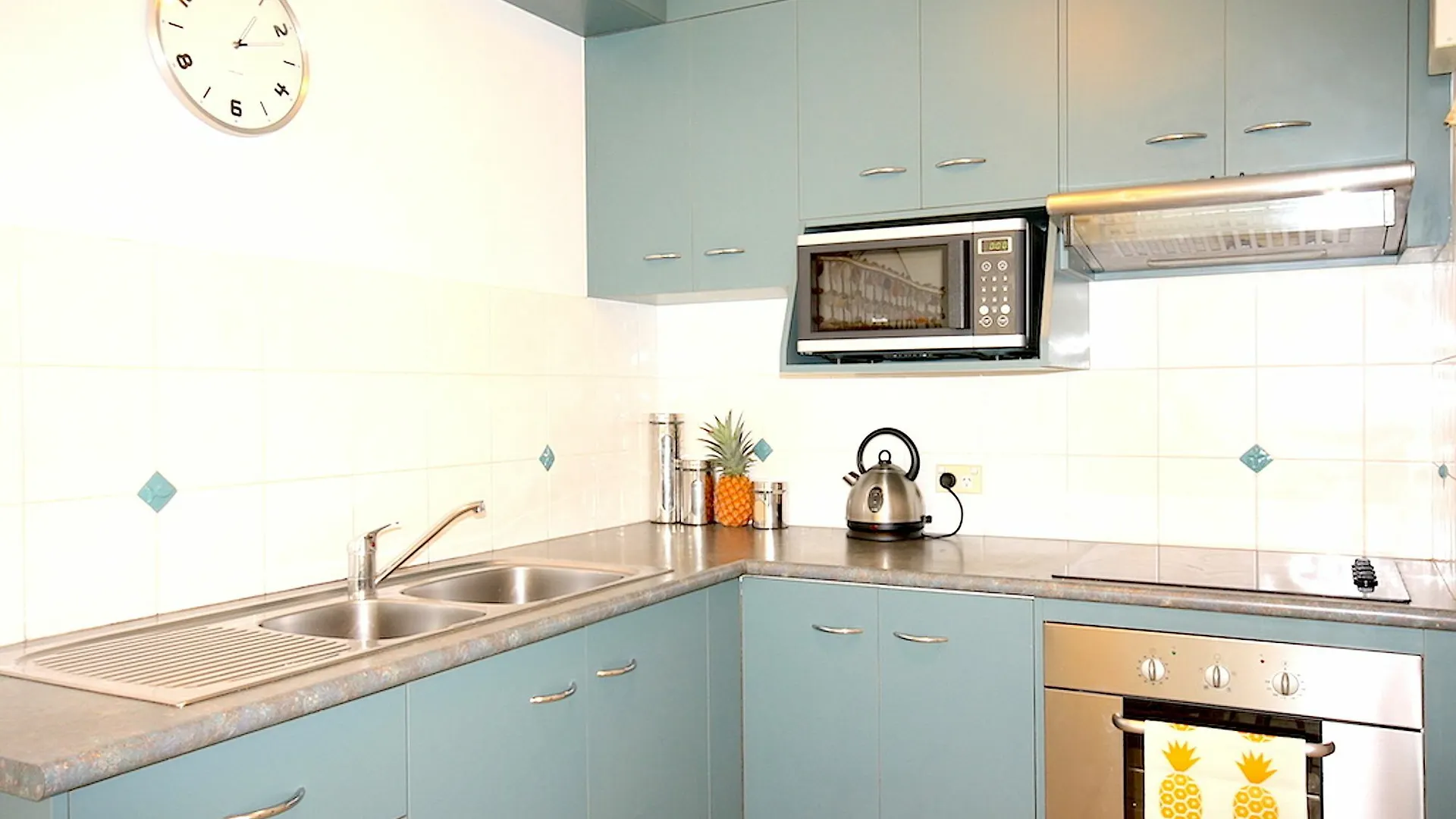Aparthotel Cossies By The Sea 4*