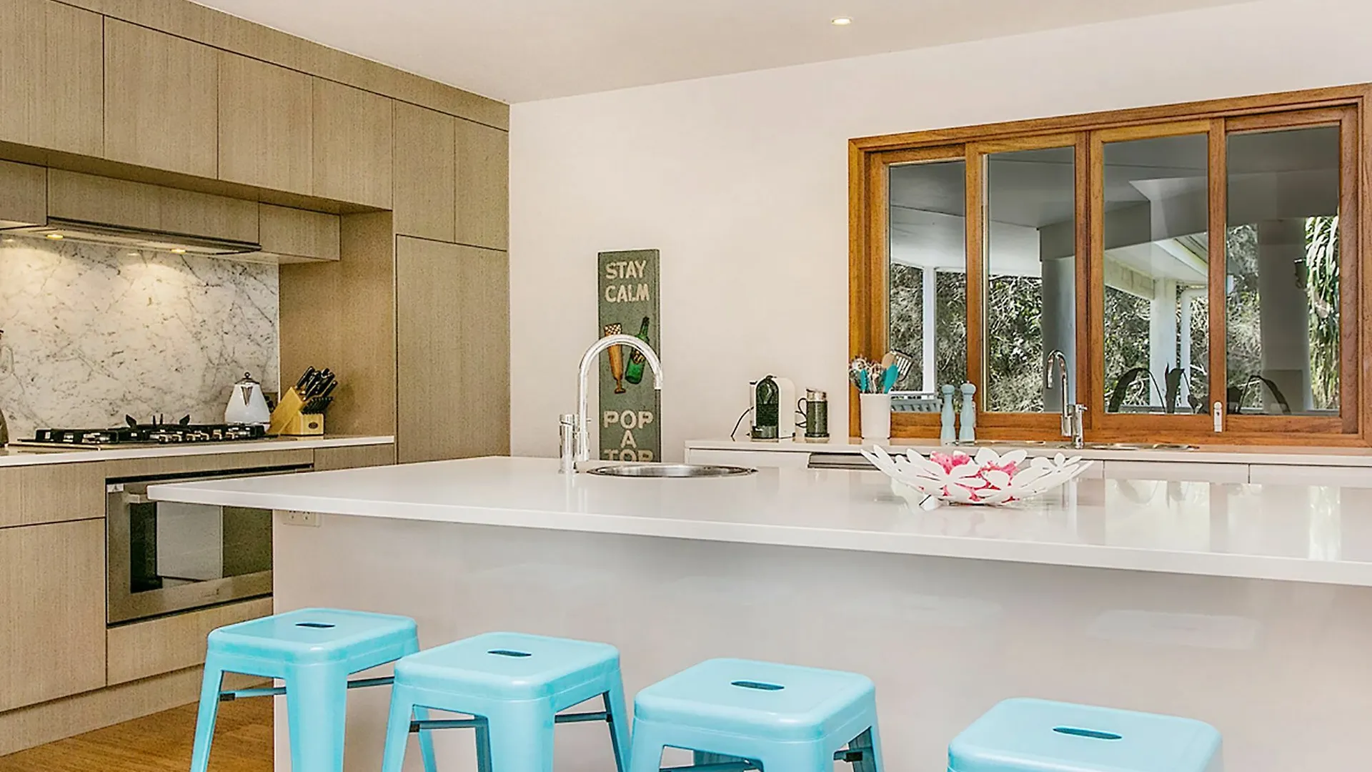 Beachcomber Blue - Expansive Beachfront Apartment *