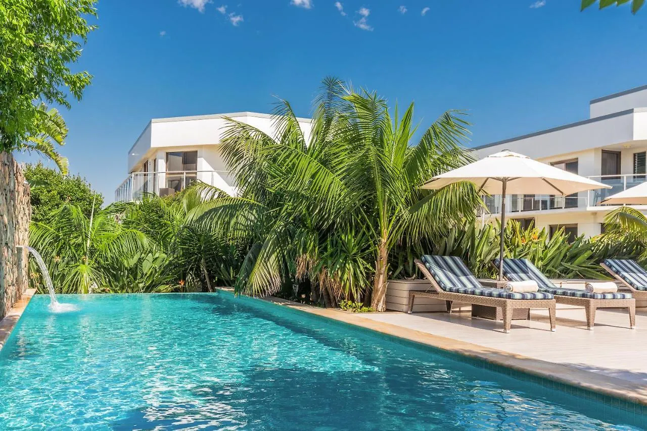 Bayview Beachfront Apartments, In Town Right On The خليج بيرون
