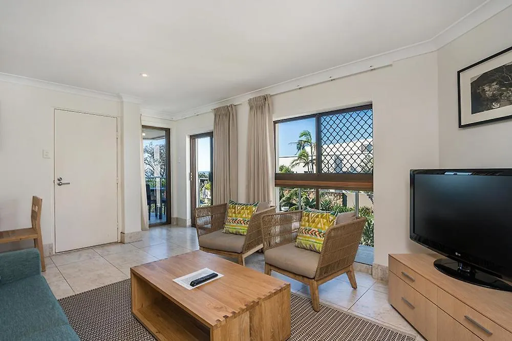 Bayview Beachfront Apartments, In Town Right On The خليج بيرون
