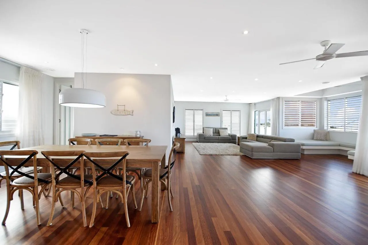 Sea Splash 75 Lorikeet Drive *