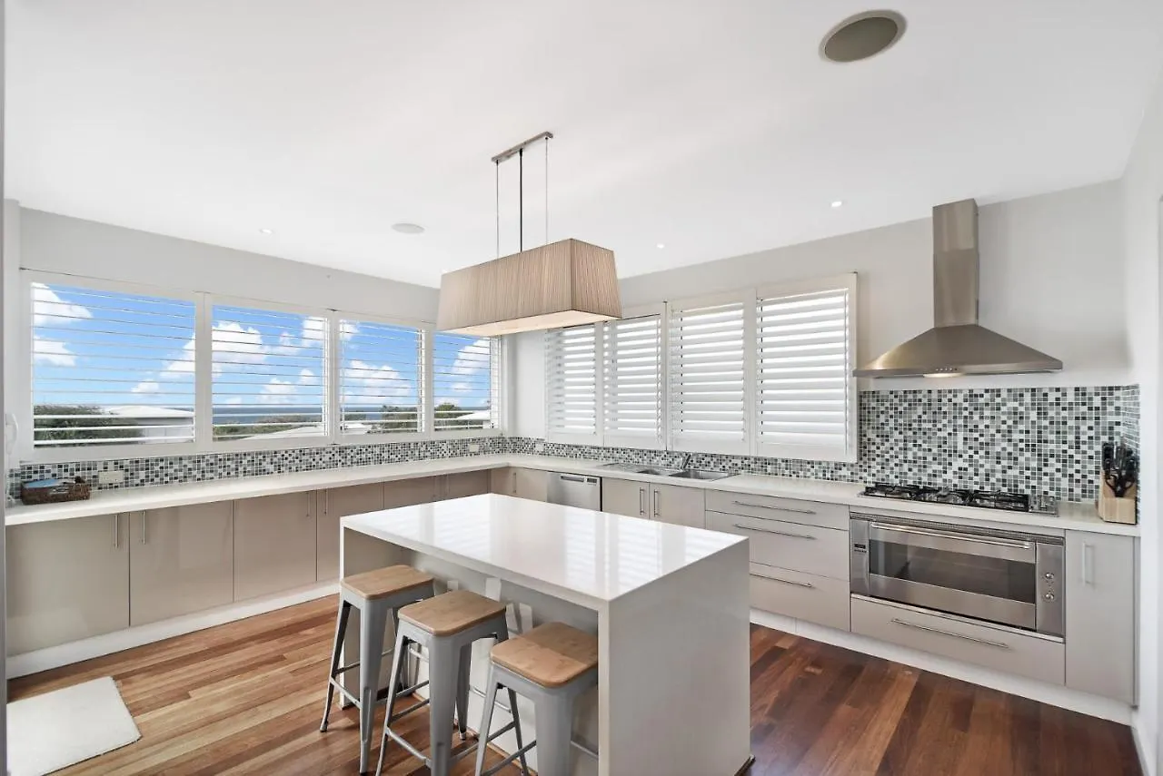 Sea Splash 75 Lorikeet Drive *