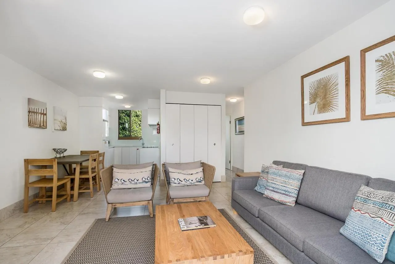아파트호텔 Bayview Beachfront Apartments, In Town Right On The 4*