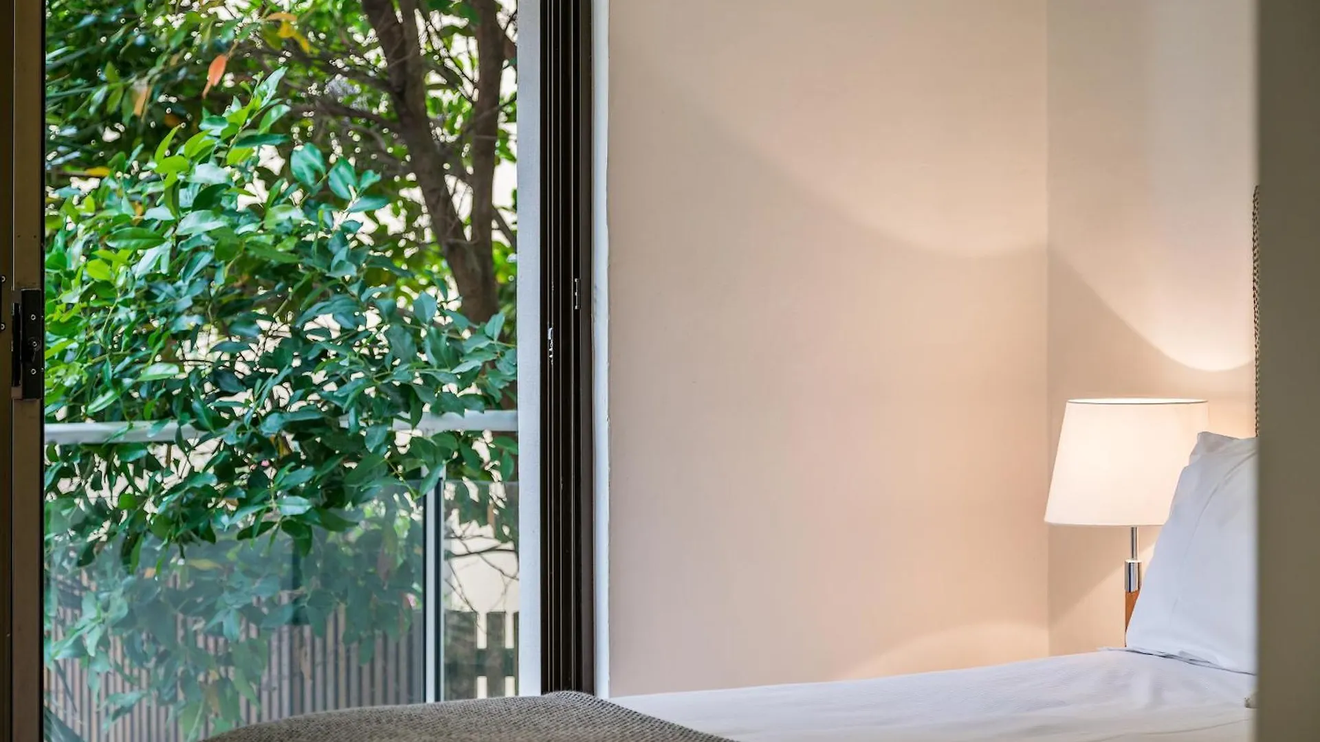 아파트호텔 Bayview Beachfront Apartments, In Town Right On The 4*