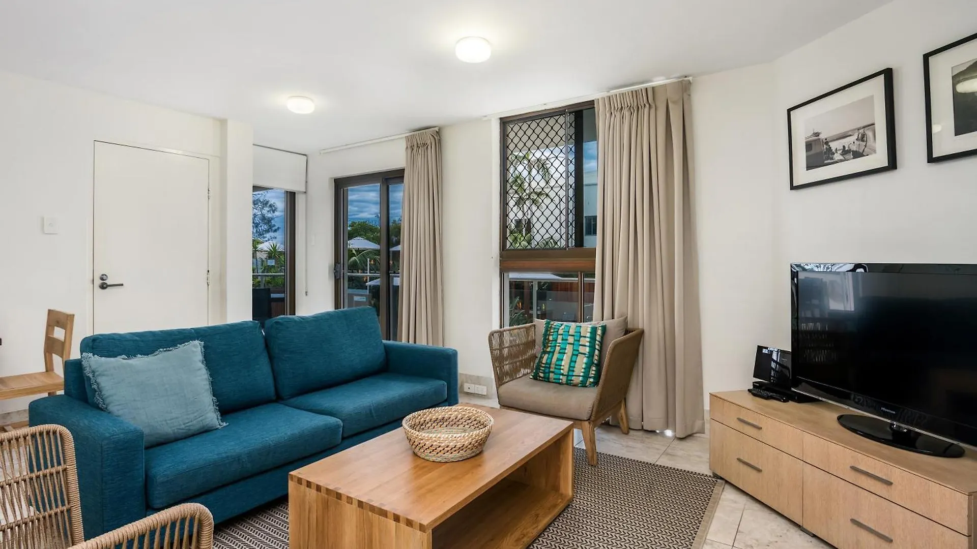 Bayview Beachfront Apartments, In Town Right On The