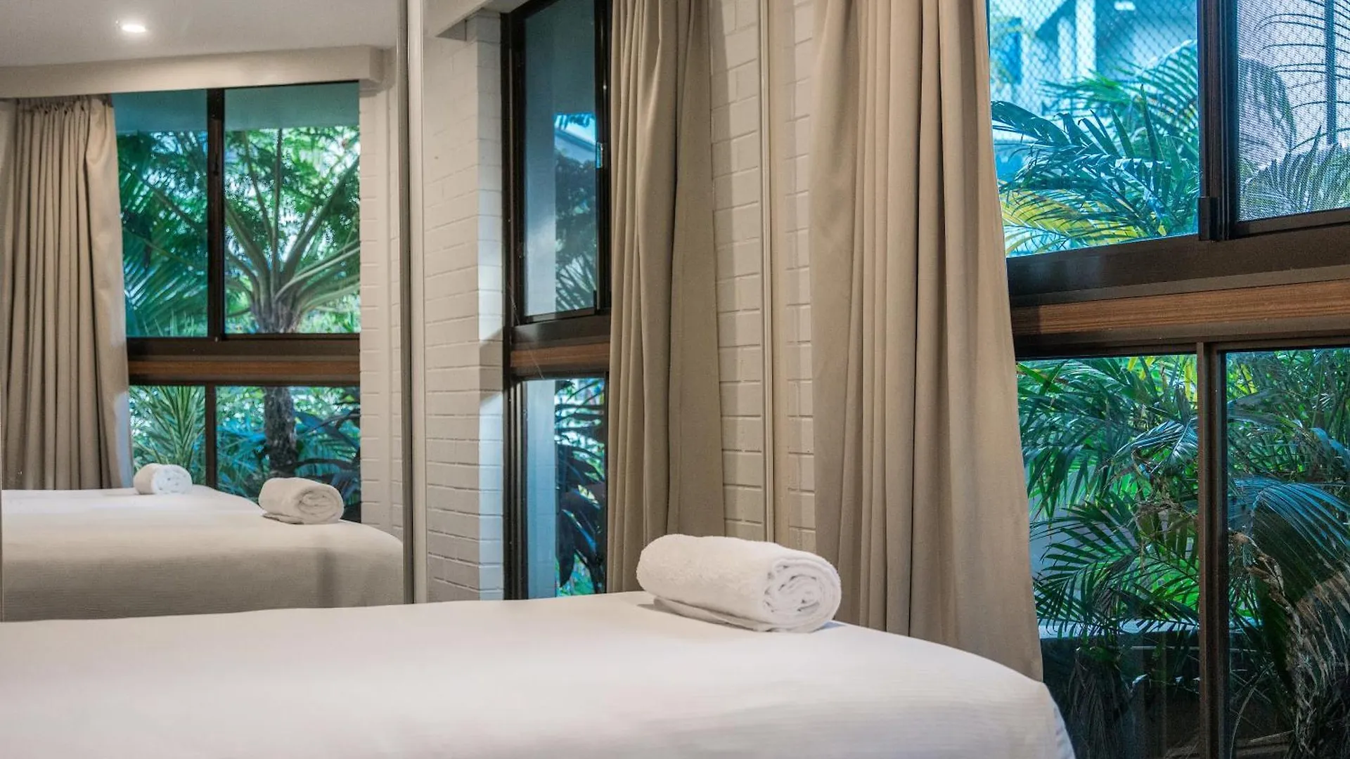 Bayview Beachfront Apartments, In Town Right On The 4* 바이런베이