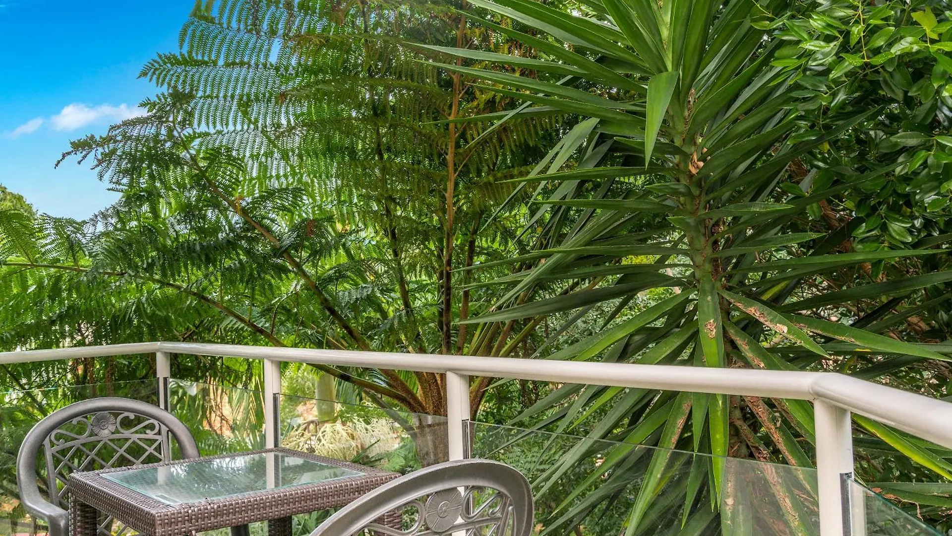 Bayview Beachfront Apartments, In Town Right On The