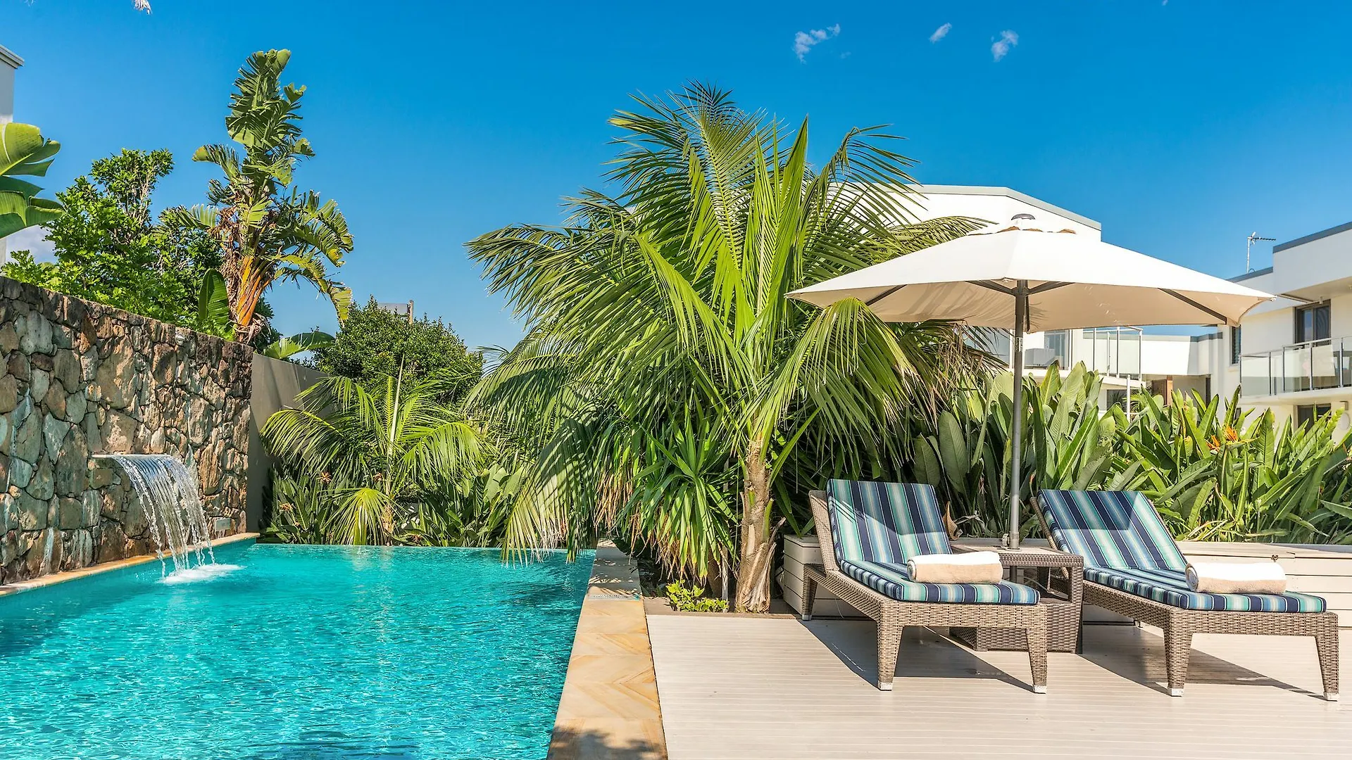 Bayview Beachfront Apartments, In Town Right On The 4*
