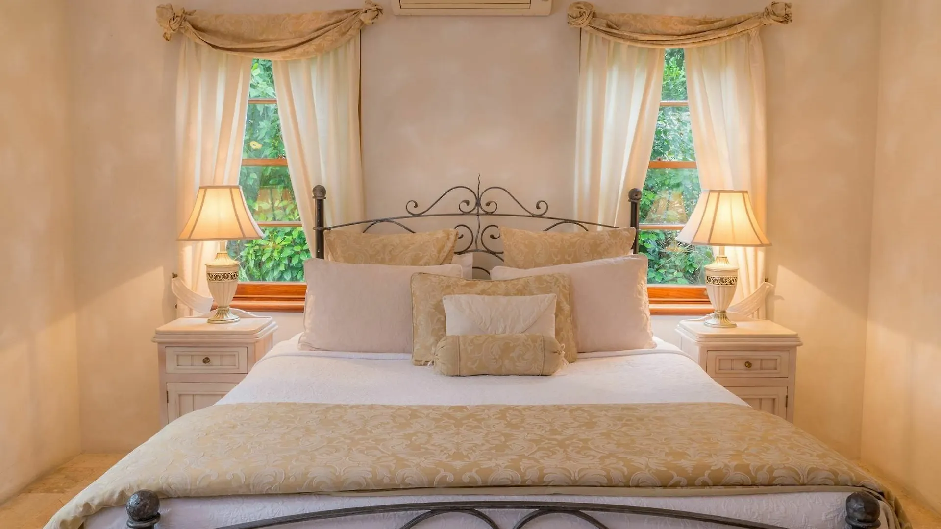 Victoria's At Wategos Otel 5*