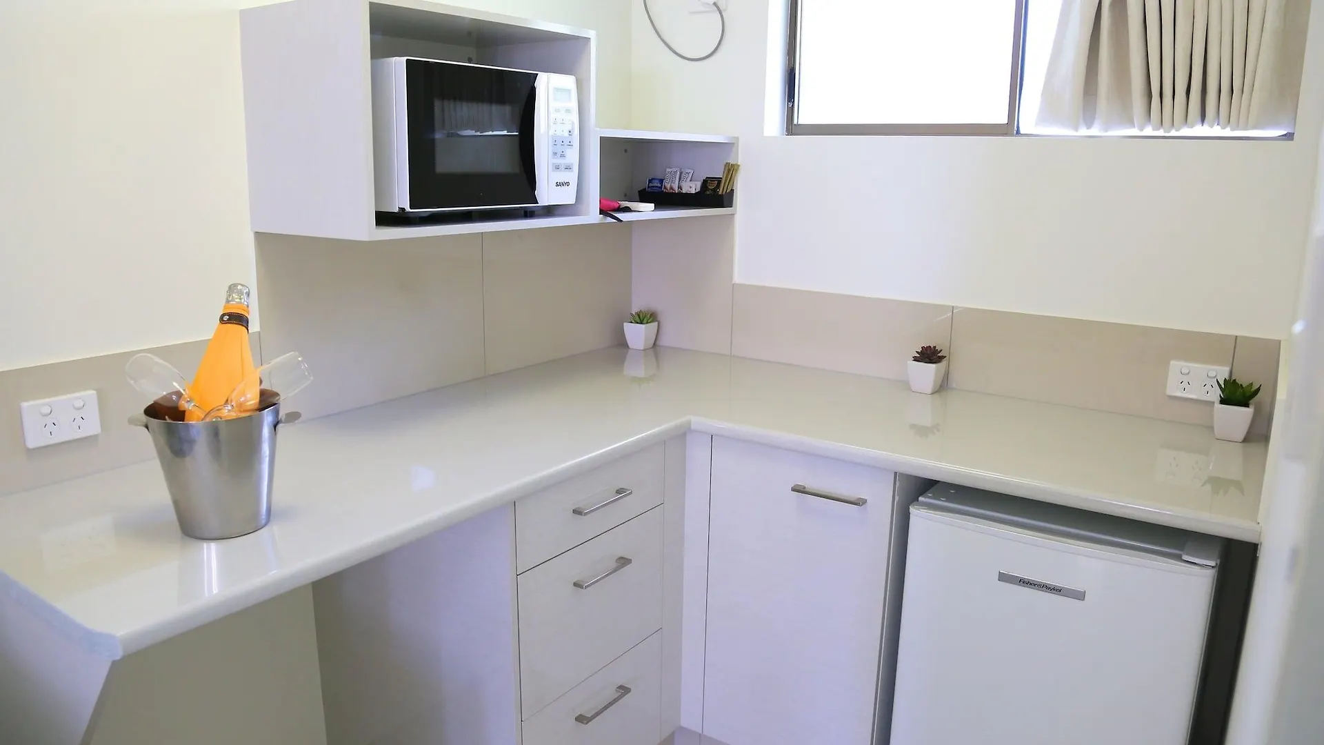 Bay Motel 4*
