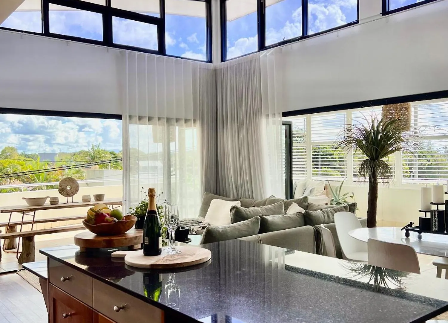 Sophie's Place Relaunch - Luxury Penthouse شقة خليج بيرون