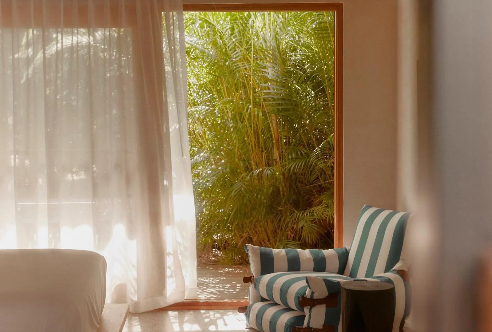 The Sunseeker, Motel 4*