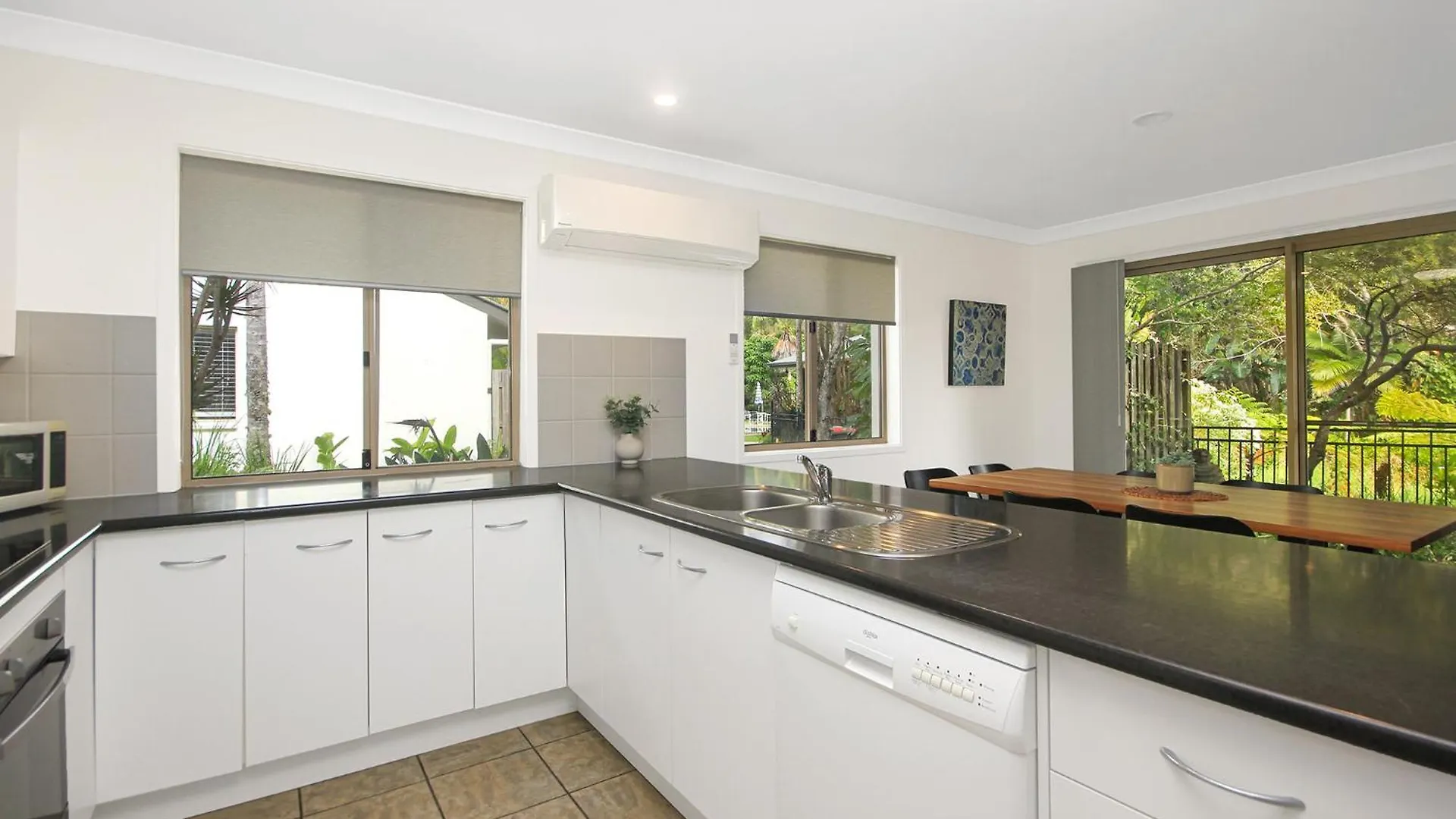 Byron Lakeside Aparthotel 3*