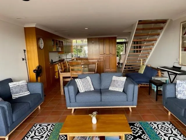 - Cook 10 * Byron Bay