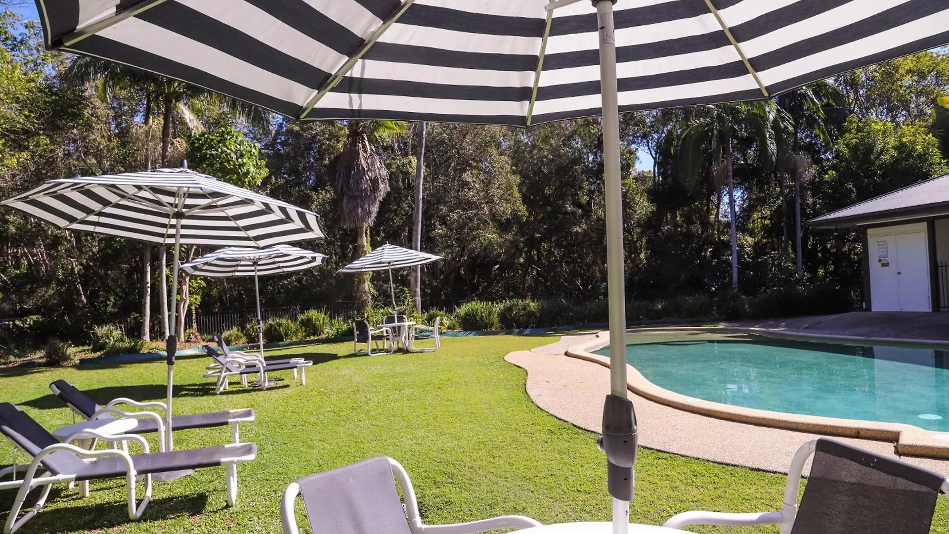 Byron Lakeside Aparthotel 3*