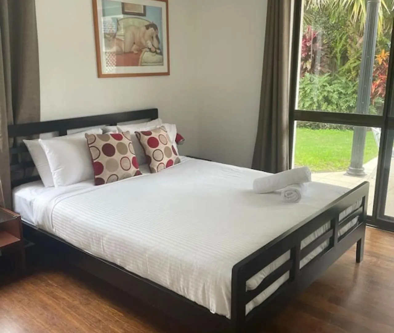 Sunny Somerset 2b Located Opp Markets *