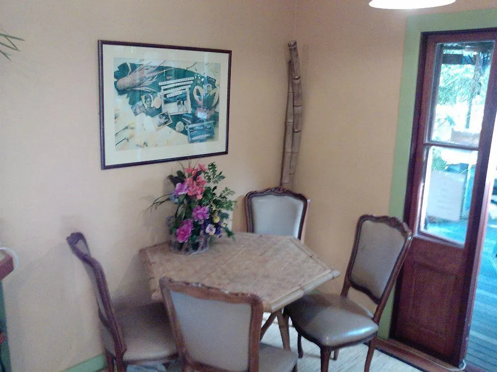 Отель Bamboo Cottage Guesthouse B&B Байрон-Бей