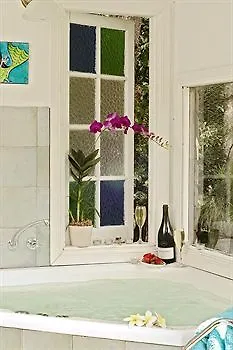 Summerhills Retreat Byron Bay 5*