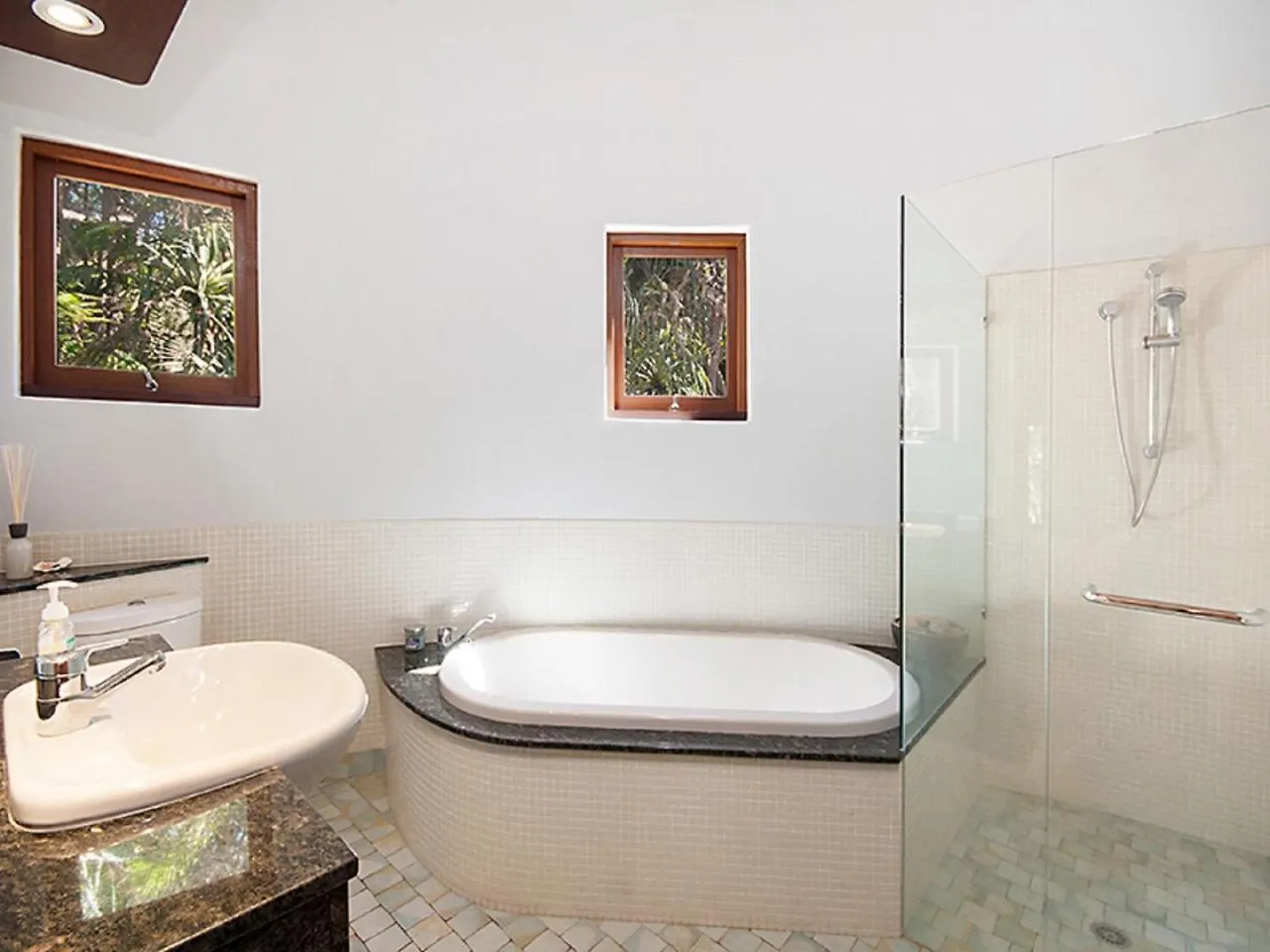 Unit 2 9 Marine Parade, Wategos - Beachbound