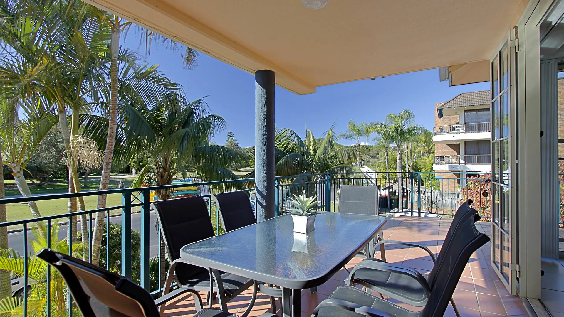 Hotel apartamentowy Sea Breeze On Main