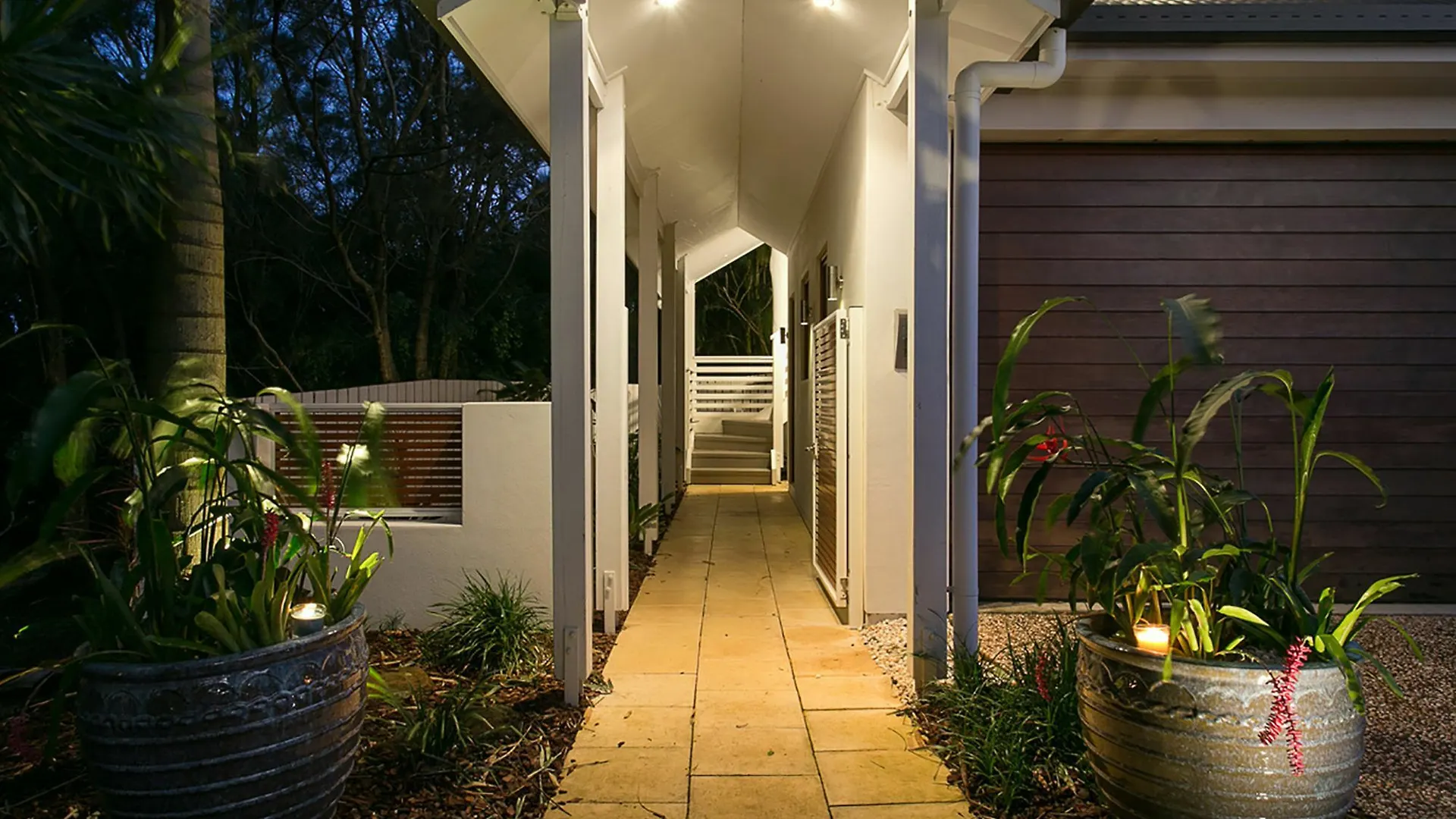 Beachcomber Blue - Expansive Beachfront Byron Bay